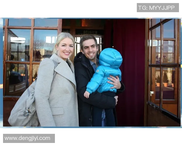 足球巨星与女友甜蜜生活揭秘 球场内外的爱与挑战